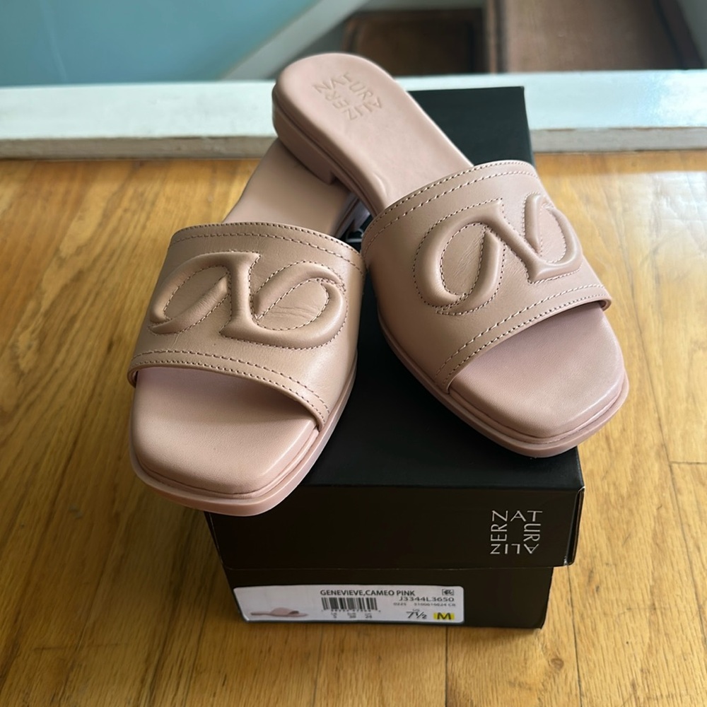 Never worn Naturalizer Pink Sandals